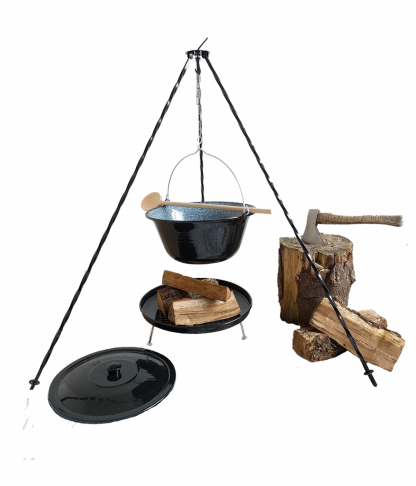 Onze complete kookketelset. Een emaille heksenketel met deksel aan driepoot boven vuurschaal.